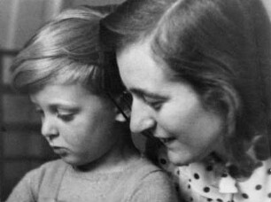 Frau Gerda Feist, Schwester des Künstler Reinhard Schmidthagen, mit Sohn