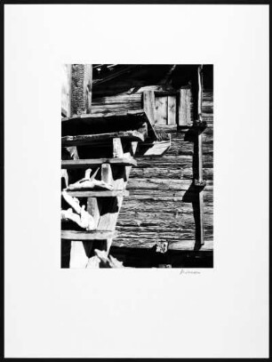 Oberwald. Treppe und Hausfront eines rustikalen Holzhauses