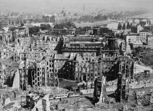 Dresden. Blick vom Rathausturm über die Ruinen der Innenstadt und des Landhauses nach Nordosten