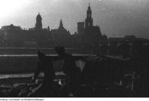 Dresden. Frauen mit Feldbahnlore, der "Trümmerbahn", am Neustädter Königsufer, um 1947