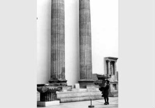 Besucher im Saal der hellenistischen Architektur im Pergamonmuseum