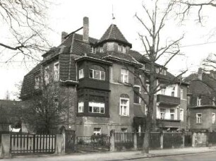 Dresden-Trachau, Wilder-Mann-Straße 23c/d. Doppelwohnhaus (um 1911). Straßenansicht mit Einfriedung