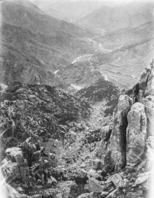 Felsental : Blick in das Felsental des Lao Shan Gebirges