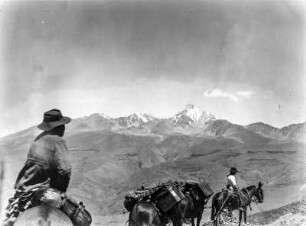 Der Nevado de Chañi : Blick auf ein Gebirge. Im Vordergrund Reiter