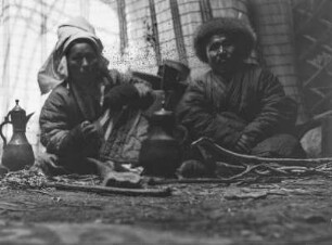 Mann und Frau aus Zentralasien : Portrait einer Frau und ein Mannes aus Zentralasien im Tian Shan Hochgebirge