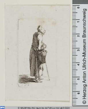 Rückenansicht einer bäuerlich gekleideten, barfüssigen Frau mit Kappe, Korb und Gehstock