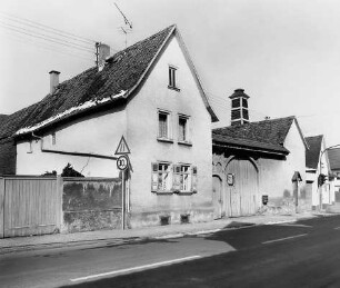 Hof und Kruzifix; Ober-Mörlen, Usinger Straße 17