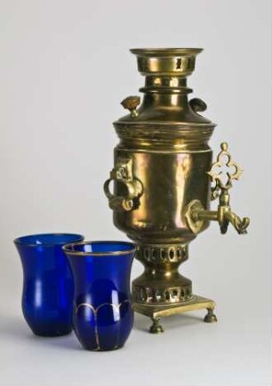 Blauer Glockenbecher mit Golddekor