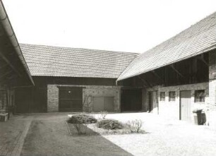 Schleife, Friedensstraße 19. Vierseithof. E. 19. Jh. Hofansicht gegen Scheune