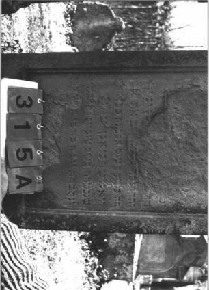 Grabstein 315 (Index: 99786314) Zustand: obere Hälfte vollständig abgeblättert Maße HxBxT: 114x63x24 cm: Grabstein 315A