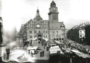 Plauen, Altmarkt mit Verkaufsständen. Blick von Nordosten über den Markt auf das Rathaus mit dem Reiterstandbild König Alberts von Sachsen