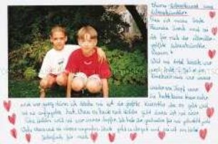 Zwei hockenden Kindern im Garten (Prämiertes Foto Sonderthema: Lebenskunst und Lebenskünstler)