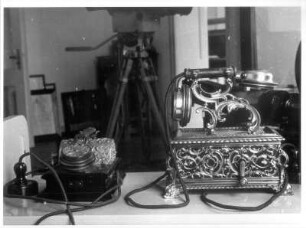 Frankfurt (Main). Deutsches Postmuseum. Fernmelderaum. Goldenes Telefon des Papstes (um 1900 (rechts)) und Luxustelefon (um 1900 (links))