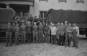 Central Collecting Point Marburg. Mitarbeiter vor dem Hessischen Staatsarchiv