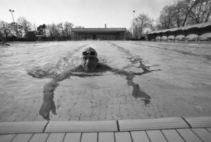 Badebetrieb im Rheinhafenbad