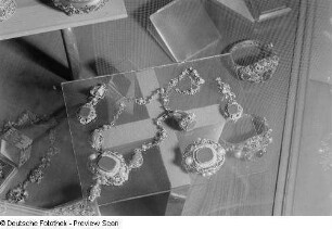 Diverse Schmuckgegenstände in einer Glasvitrine, Herbstmesse 1953