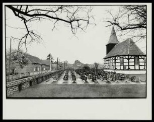 Blick auf den Friedhof und die Fachwerkkirche Bluno in der Gemeinde Elsterheide in der sächsischen Oberlausitz