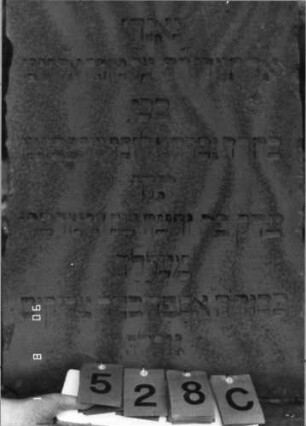 Grabstein 528 (Index: 99791064) Maße HxBxT: 168x58x42 cm Besonderheit: kulturhistorisch wertvoll / künstl.-formale und hist.-wiss. Gründe (Inschrift, Gemeindestellung): Grabstein 528C