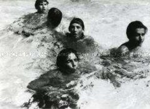 Jugendliche im Wasser (Altersgruppe 18-21)