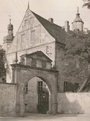 Bornitz, Blick auf den Nordflügel des Schlosses und den Eingang zum Schlosshof