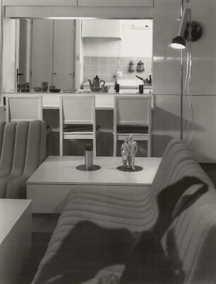 Musterwohnung (1972; Deutsche Bauakademie). Blick vom Wohnzimmer über den in die Anbaumöbel integrierten Eßplatz zur Kochecke