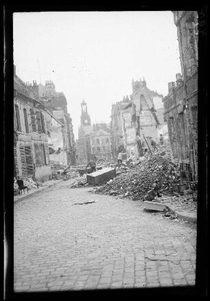Saint-Quentin (Dep. Aisne, Frankreich): "Blick gegen das Rathaus, zerstörte Straße St. André" mit Schutthaufen