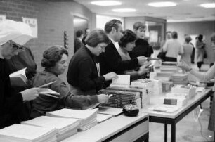 Freiburg: Katholische Akademie, am Büchertisch