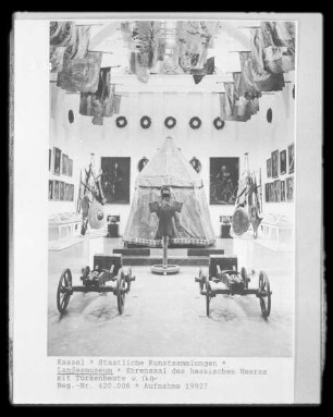 Kassel & Staatliche Kunstsammlungen & Landesmuseum & Ehrensaal des hessischen Heeres mit Türkenbeute