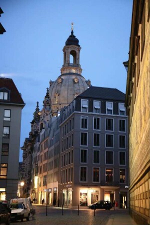 Dresden-Altstadt. Augustusstraße. Blick vom Fürstenzug zur Frauenkirche