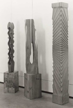 Zwei Holzskulpturen und Holzsäule