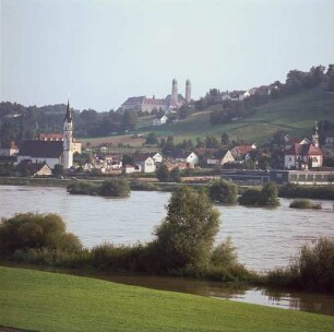 Vilshofen. Blick über die Donau auf die Stadt und das Benediktinerkloster Schweiklberg