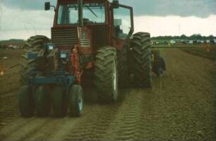 Fotografie: Antriebs- und Anbausystem, Fahrwerk, Reifen, Reifenpacker, Frontanbau, Zwillingsreifen