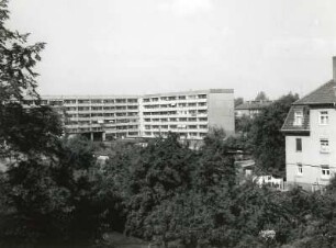 Dresden-Mickten, Lommatzscher Straße und Naundorfer Straße 23. Wohnblock und Wohnhaus. Gartenansicht von Südosten