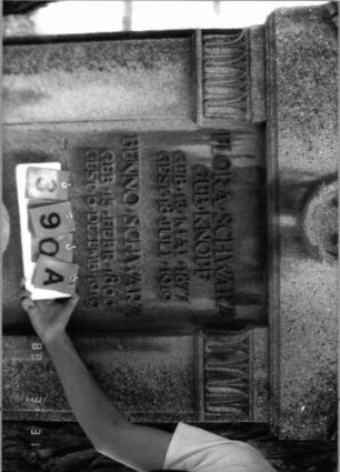 Grabstein 390 (Index: 100088211) Material: rötlicher Sandstein (?) Maße HxBxT: 216x102x28 cm Besonderheit: Doppelgrab: Grabstein 390A