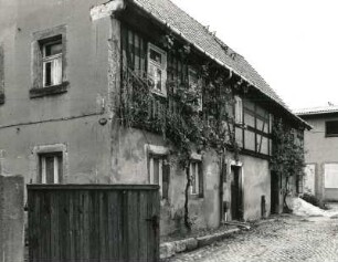 Radebeul, Brunnenplatz 1. Wohnhaus (um 1850). Hofansicht