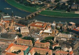 Dresden-Altstadt. Wilsdruffer Straße mit Kulturpalast und Landhaus sowie Elbufer zwischen Kathedrale und Albertinum gegen Augustusbrücke und Neustädter Markt. Luftbildschrägaufnahme von Südsüdosten