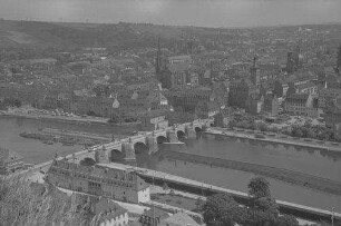 Würzburg: Blick von der Festung auf Mainbrücke und Stadt