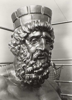 Genius der Stadt : Genius der Stadt (Goldener Rathausmann), Bronze, vergoldet; Höhe 5,35 m. 1908. Detail: Kopf mit Mauerkrone. Dresden-Altstadt, Neues Rathaus
