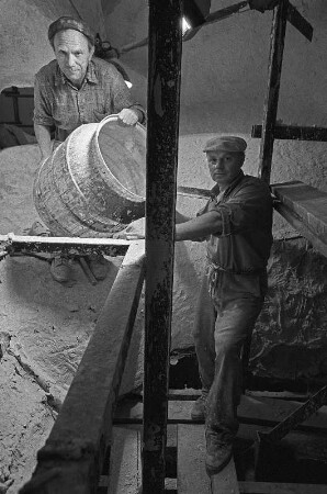 Sowjetische Spezialisten für Monumente im Gipsmodell des Thälmann-Denkmals