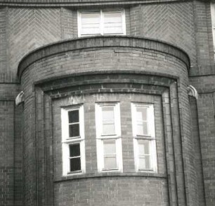 Calau, Karl-Marx-Straße 130. Verwaltungsgebäude (Polizeibehörde, sogenanntes Kreishaus. 1924/1926; Thiede). Vorbau des Hauptportales (Obergeschoss)