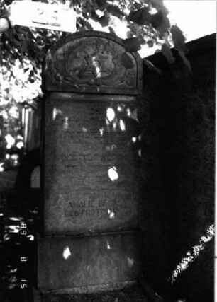 Grabstein 124 (Index: 100105338) Material: Sandstein Zustand: verwittert mit Textverlust Maße HxBxT: 175x57x22 cm Beschreibung: Stele, Sockel, durch Einschnürung abgesetzter Rundbogenabschluß Symbolik: Davidstern, Blätterkranz um Davidstern im Abschluß: Grabstein 124