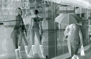 Frankfurt - Mann mit Regenschirm : Mann mit Regenschirm geht an Schaufenster vorüber. Aufgenommen in Frankfurt ca. 1987