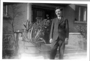 Ramon-Joachim Gerhardt vor dem Eingang zum elterlichen Wohnhaus in Meißen, Stadtparkhöhe 6