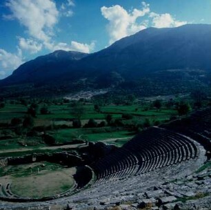 Theater, Dodona : Dodona. Zeus-Heiligtum. Theater und Tómaros-Gebirge. Höhe 24 m, Durchmesser 49 m, 15.000 Zuschauer. Stiftung des Molosserkönigs Pyrrhos von Epiros