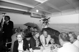 1979 Nobelpreisträgertagung Physik; Abendliche Bodenseefahrt: Frau Heyd, Frau Pragher