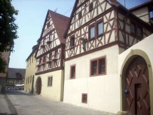 Stadtbild - Hauptstrasse am Mühltor nach Westen mit giebelständigen Fachwerk-Häusern (Fachwerkobergeschosse auf steinernem Stock) in Übersicht