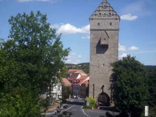 Stadtbefestigung - Stadttor (oberes Tor)- Ansicht von Feldseite in Übersicht mit Stadtbild