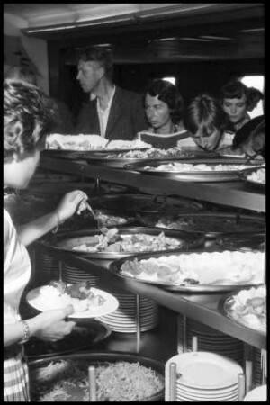 Grossenbrode: Gäste am Buffet [auf der Fähre]