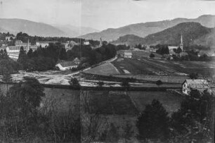 Stadtansicht : Blick über ein Tal mit einer Stadt