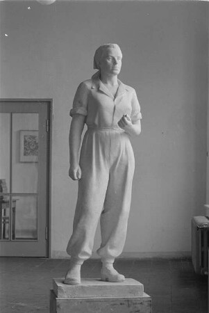 Stehende Arbeiterin : Stehende Arbeiterin. Gips (1960/1962) (Studentenarbeit der Bildhauerklasse von Walter Arnold)
